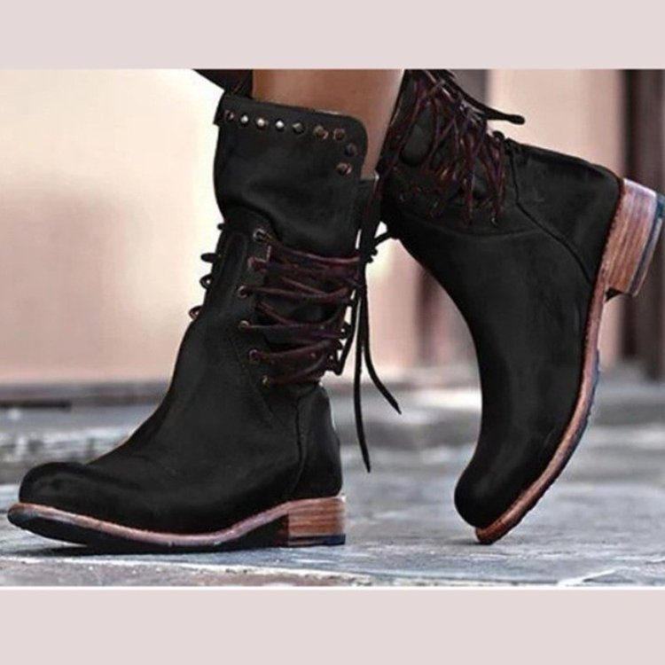 Botines de media caña con ojales y estilo británico retro