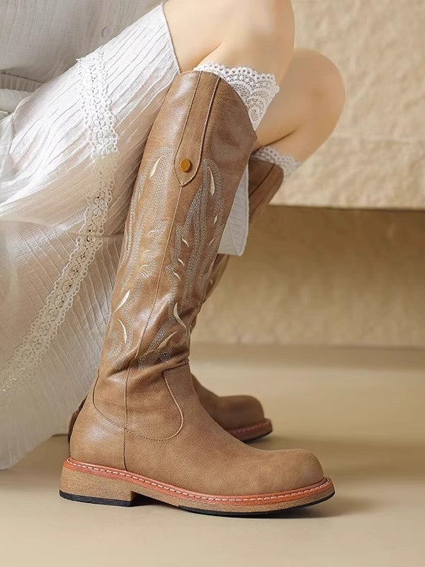 Botines largos con bordado marrón y cremallera trasera