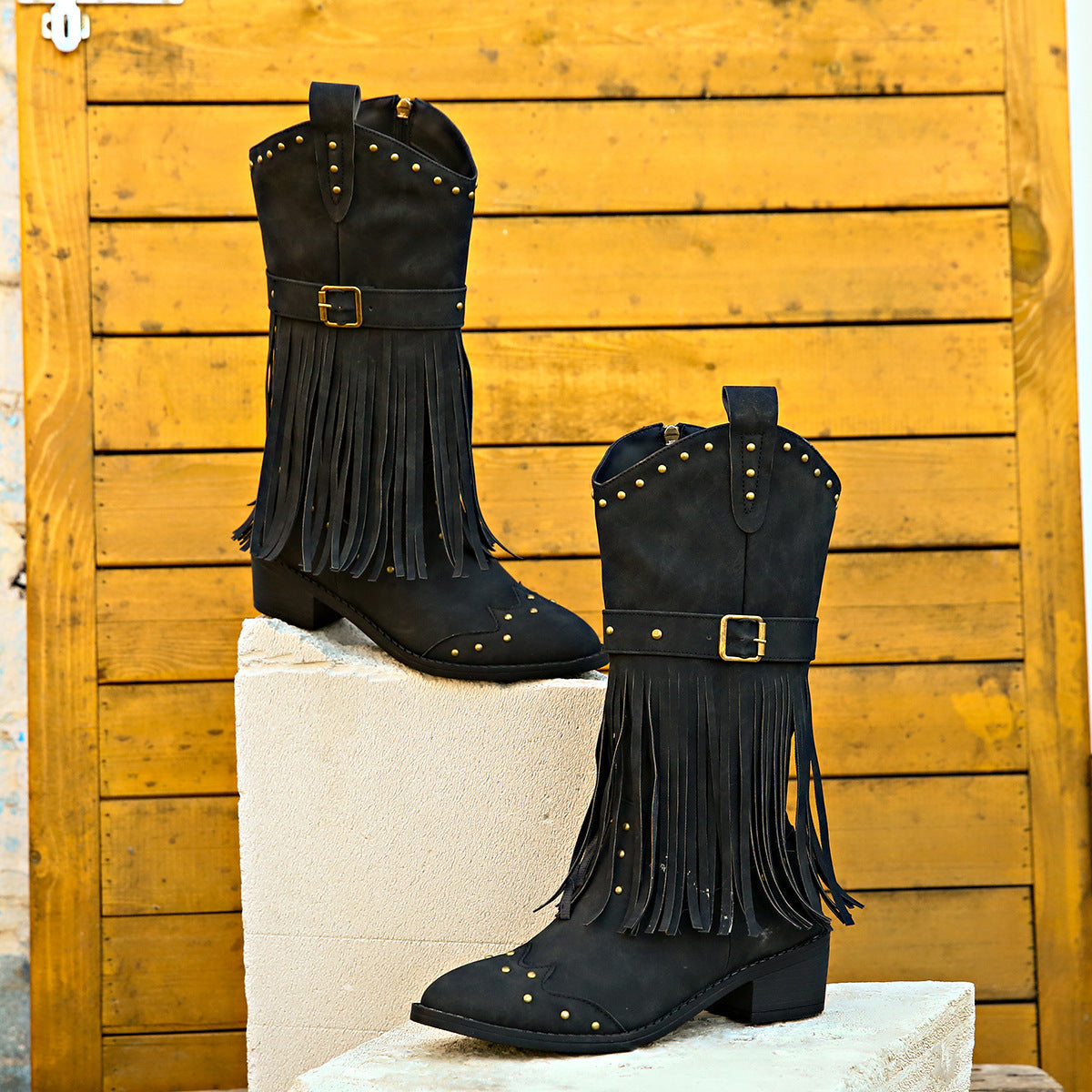 Cinturón retro con borlas y remaches, botas de caballero