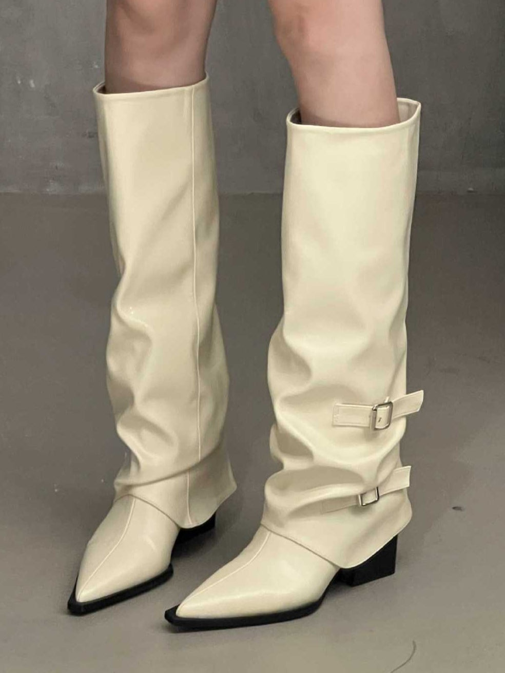 Botines con hebilla de cinturón de caña alta, punta puntiaguda y tacón grueso