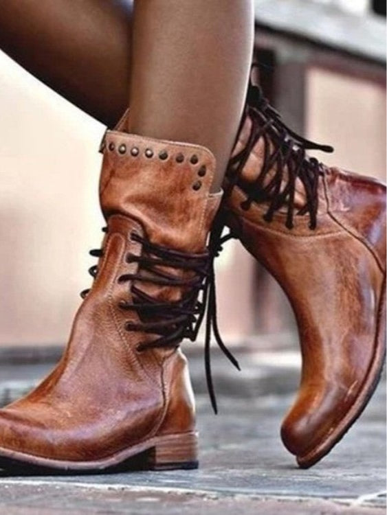 Botines de media caña con ojales y estilo británico retro