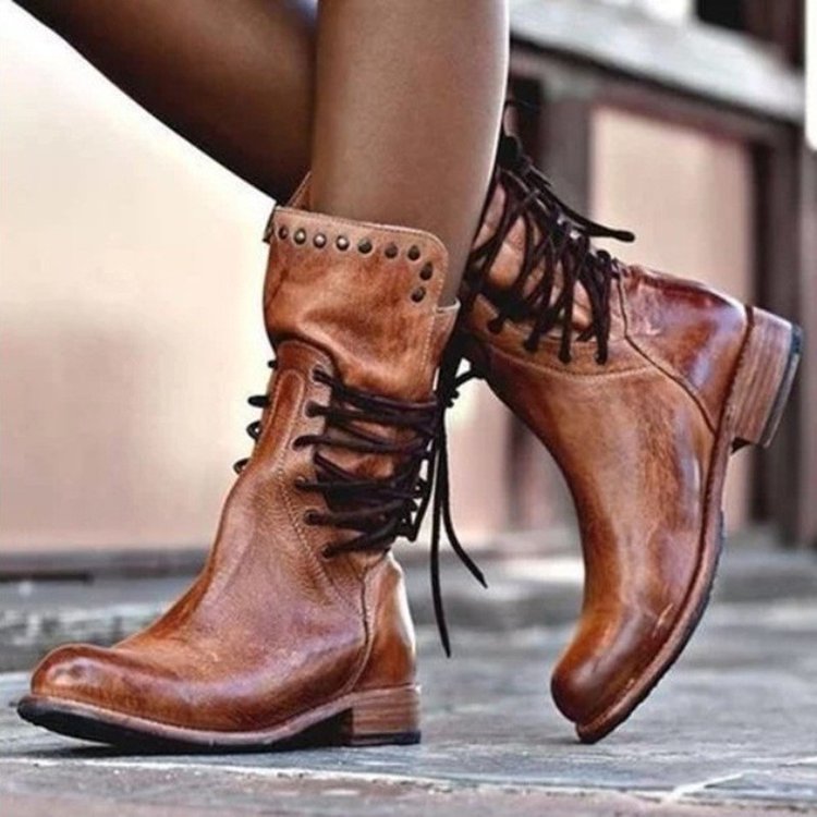 Botines de media caña con ojales y estilo británico retro