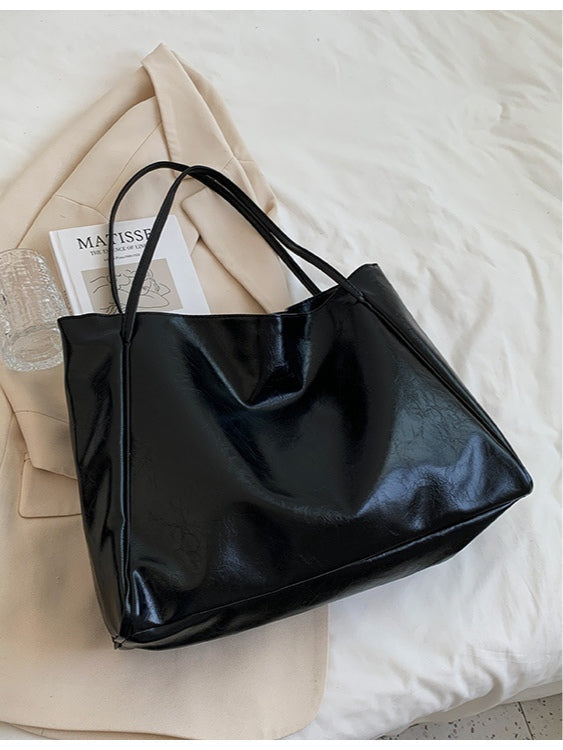 Bolso de hombro tipo canasta de cuero suave de gran capacidad