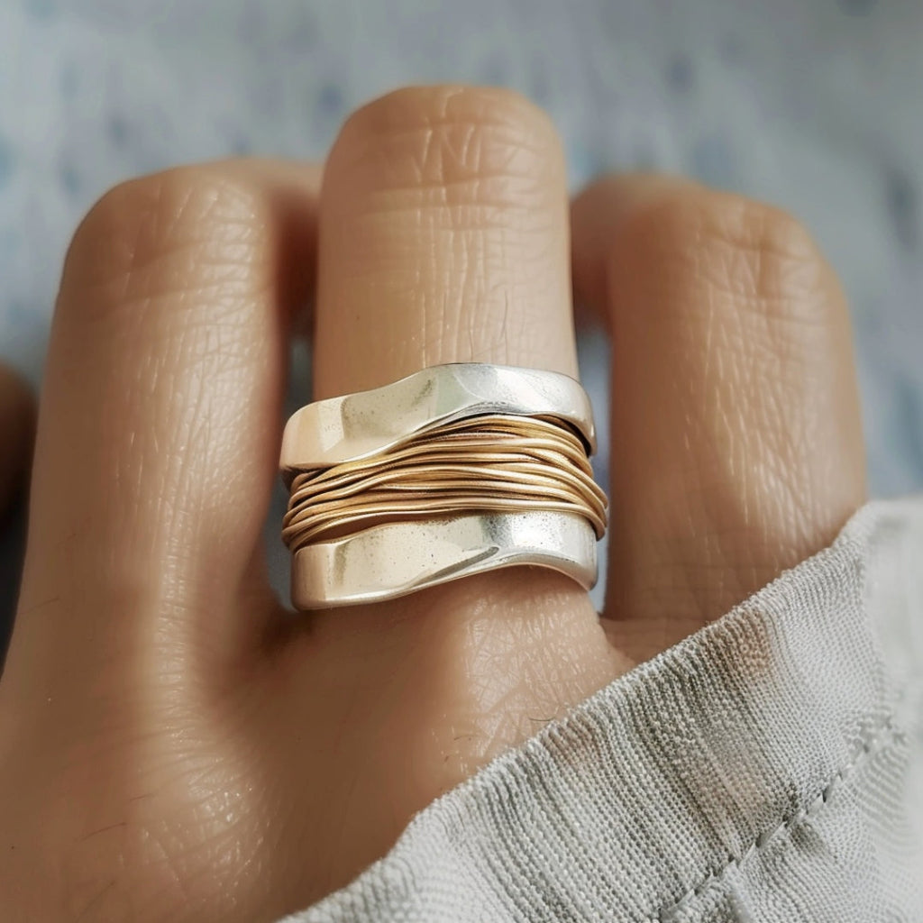 Anillo plateado con hilos de oro