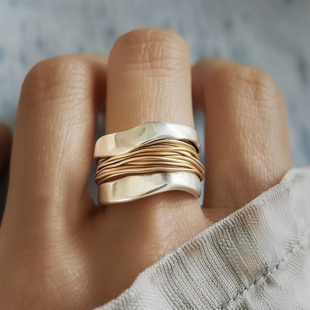 Anillo plateado con hilos de oro