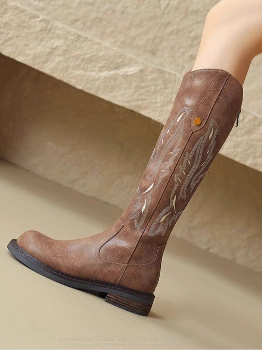 Botines largos con bordado marrón y cremallera trasera