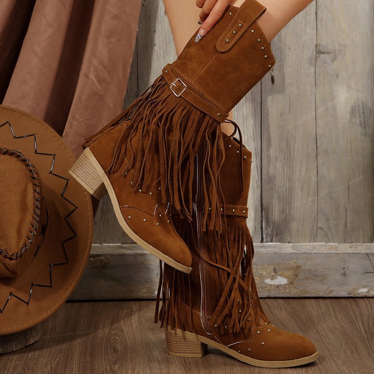 Cinturón retro con borlas y remaches, botas de caballero