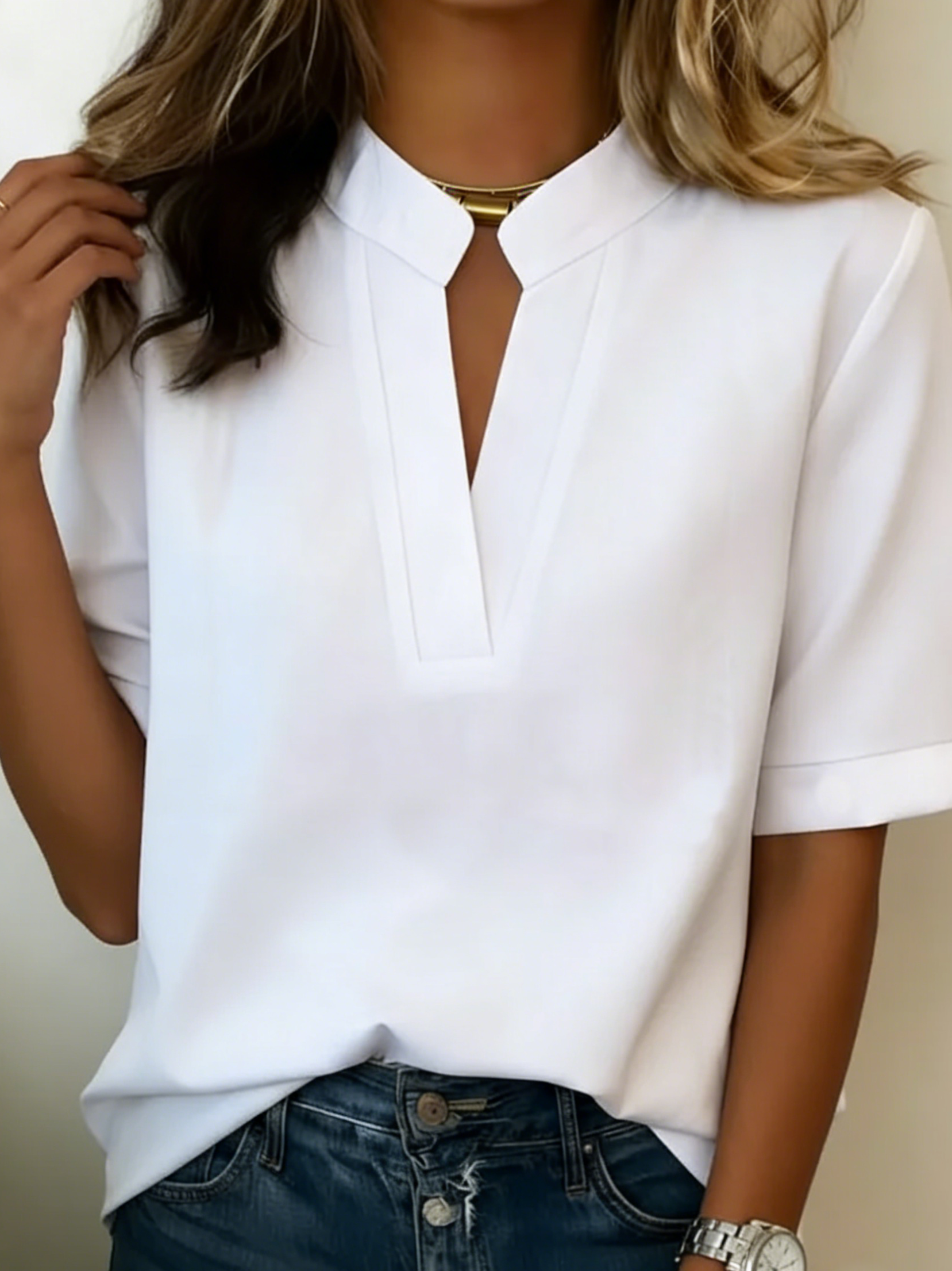 Margaux | Blusa chic con escote en V y detalle dorado