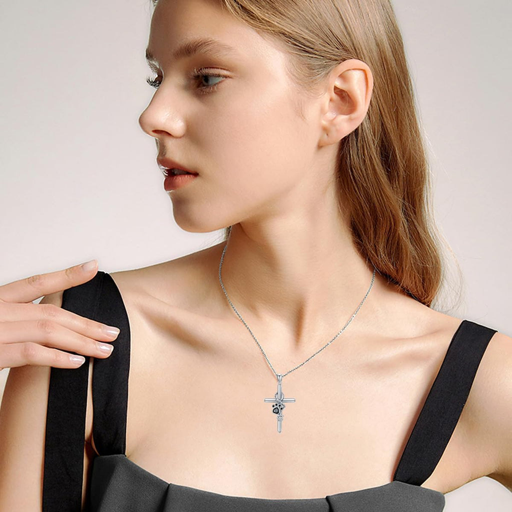 Collar con colgante en forma de pata y cruz en plata