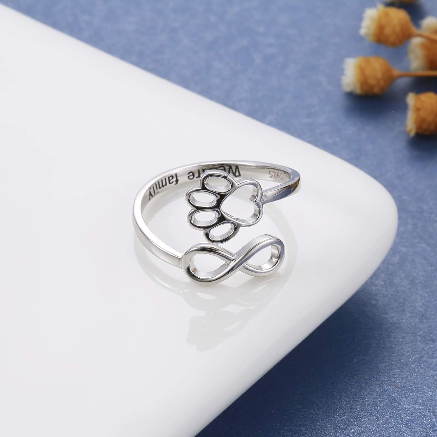 Anillo artesanal con pata y corazón
