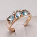Anillo vintage de circonita azul elegante en oro