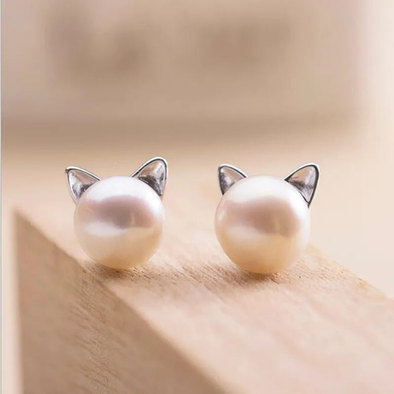 Pendientes de botón de plata de ley con perla en forma de gato