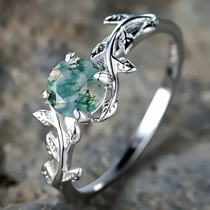 Anillo vintage de plata con piedras verdes