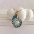 Collar de perlas y conchas azules