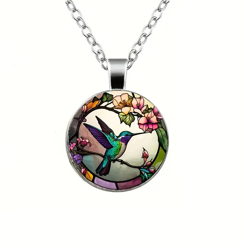Collar con colgante de domo de vidrio con colibrí