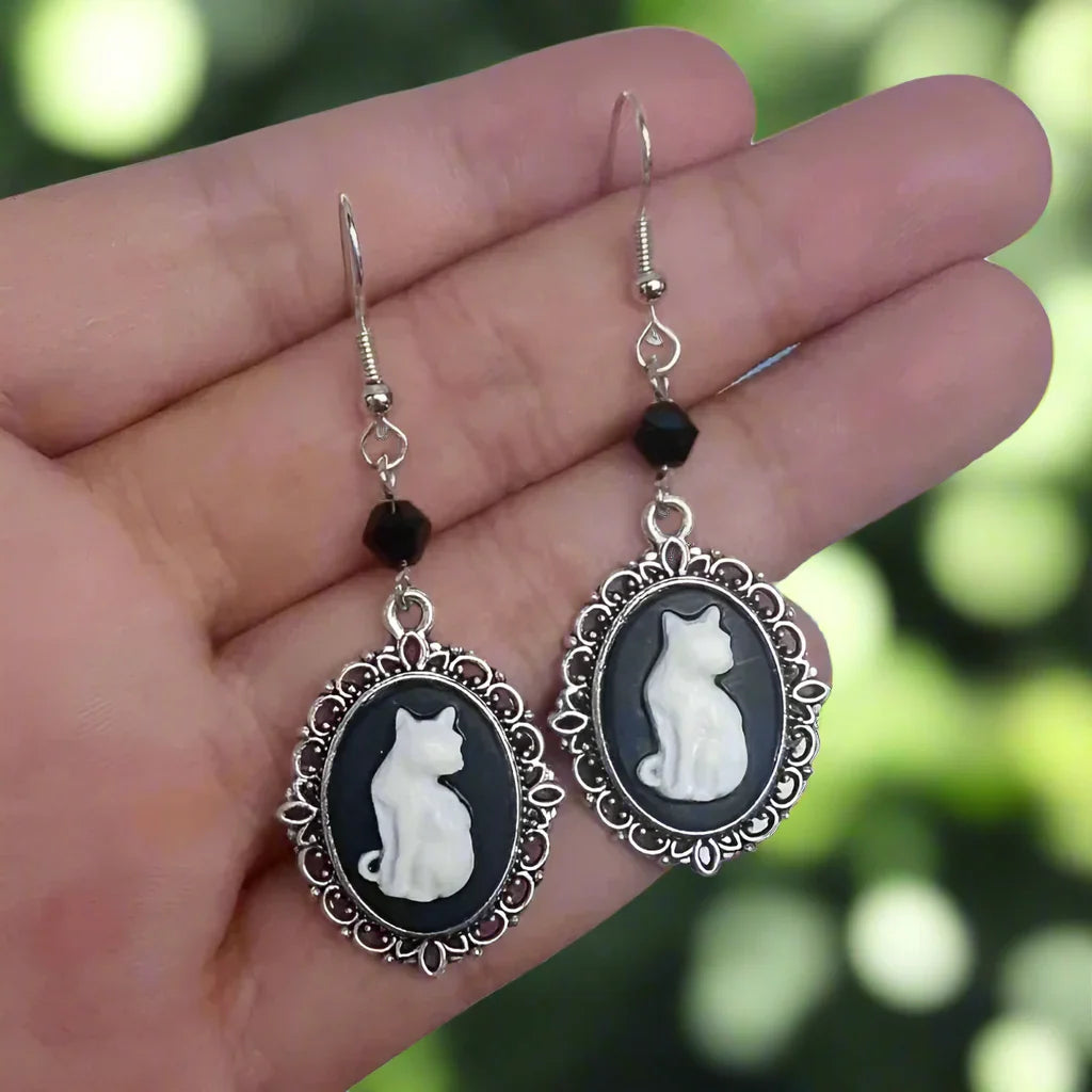 Pendientes Vintage con Gato Blanco y Gota – Joyería con Marco de Plata para Mujeres