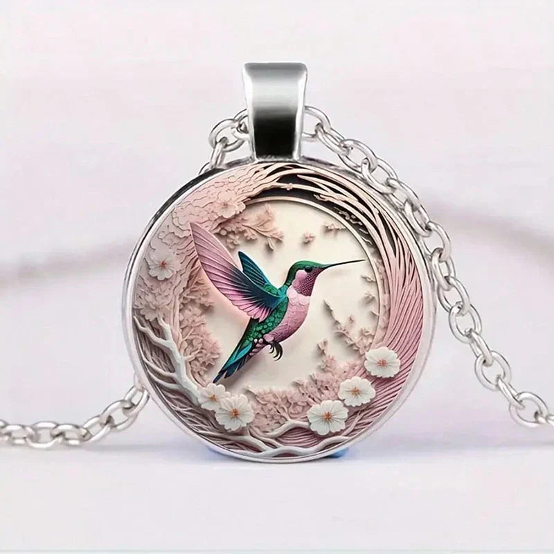 Collar con colgante de domo de vidrio con colibrí