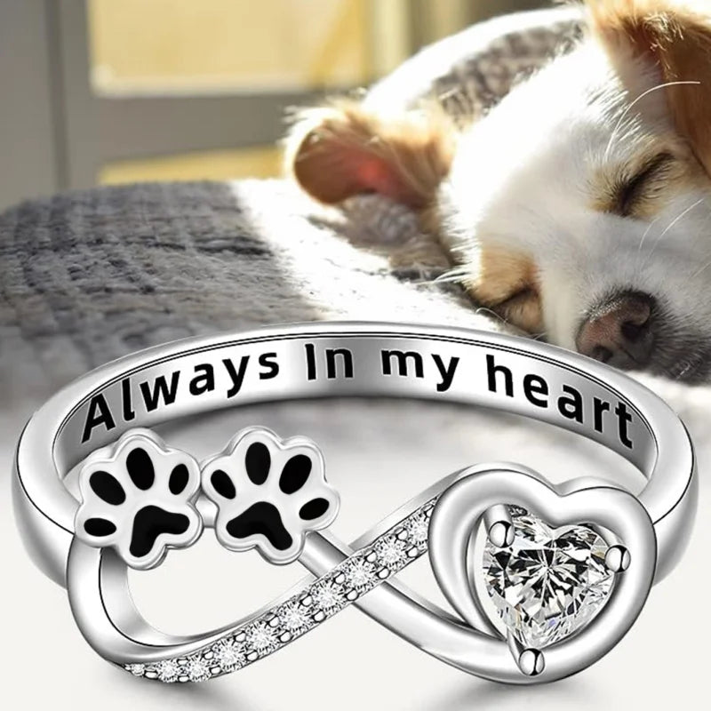 Anillo con circonitas en forma de pata con diseño de corazón e infinito