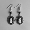 Pendientes Vintage con Gato Blanco y Gota – Joyería con Marco de Plata para Mujeres