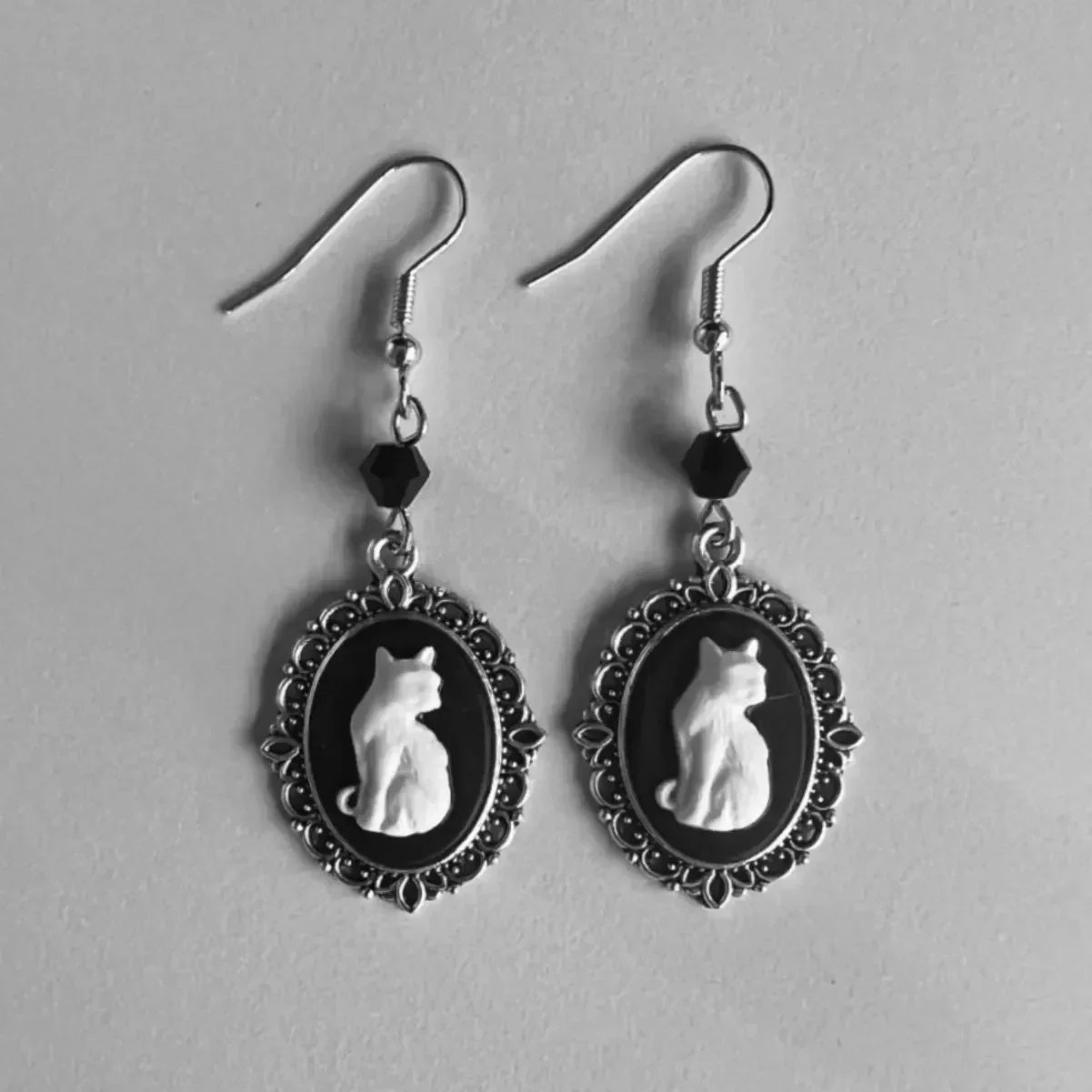 Pendientes Vintage con Gato Blanco y Gota – Joyería con Marco de Plata para Mujeres