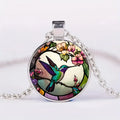 Collar con colgante de domo de vidrio con colibrí