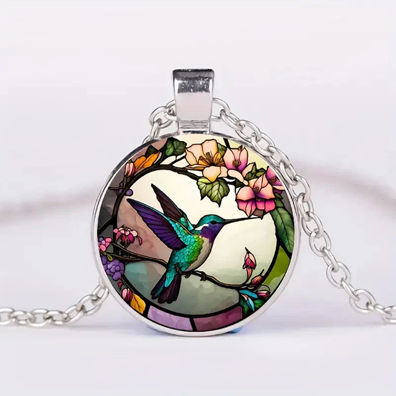 Collar con colgante de domo de vidrio con colibrí