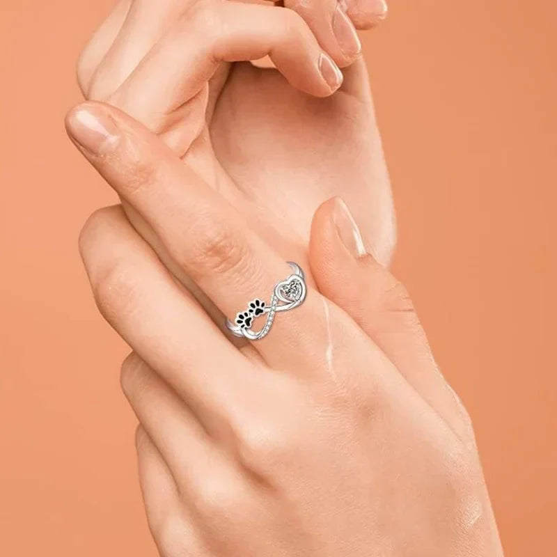 Anillo con circonitas en forma de pata con diseño de corazón e infinito