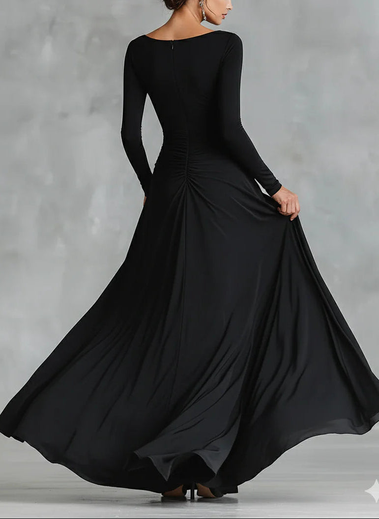 Adele - Vestido largo moderno en crepé negro con escote en barco y pliegues