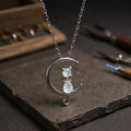 Collar con piedra de luna en forma de luna creciente y gato