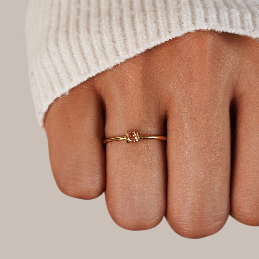 Anillos de oro con piedra de nacimiento