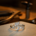 Anillo abierto con lindo gato – Zirconias