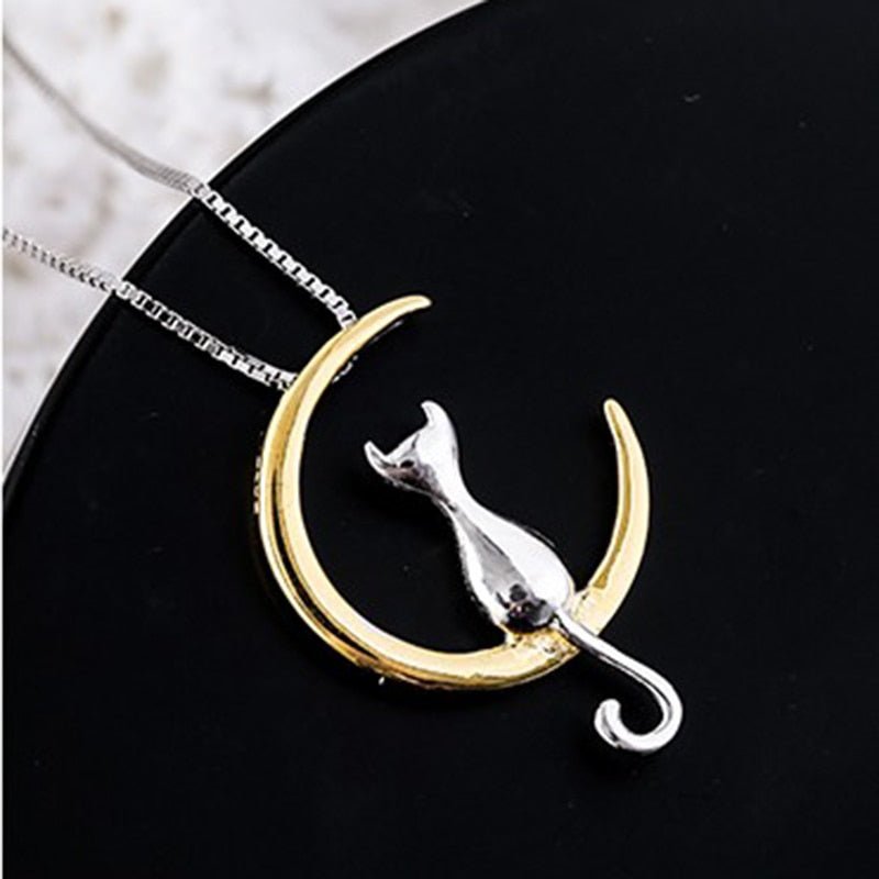Collar elegante con luna creciente y gato