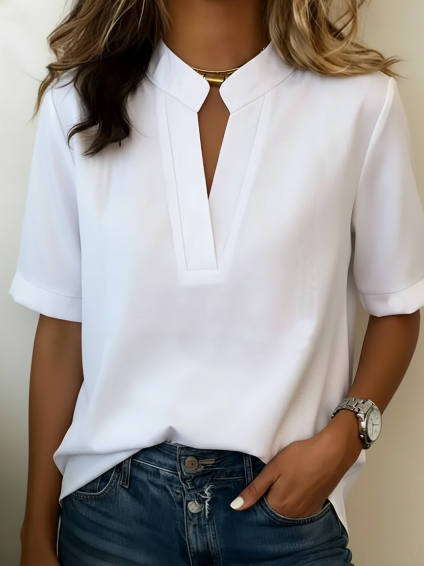 Margaux | Blusa chic con escote en V y detalle dorado