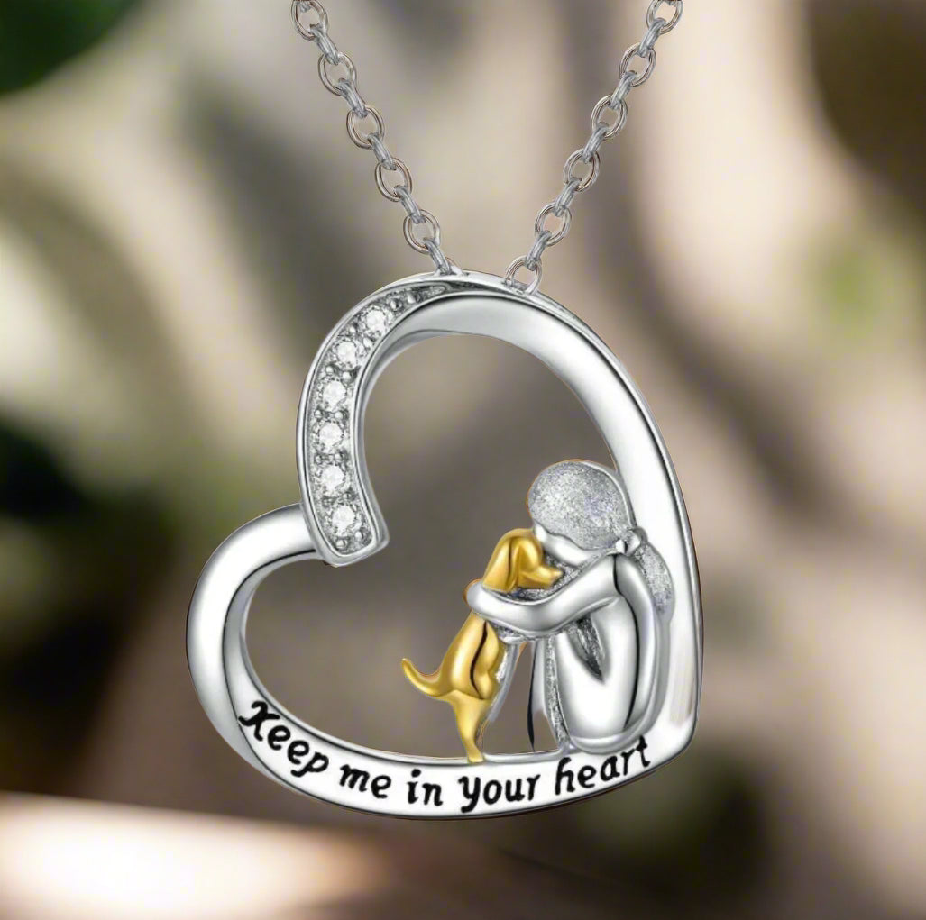 Collar con corazón de plata con perro y piedras de zirconia