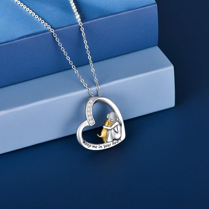 Collar con corazón de plata con perro y piedras de zirconia