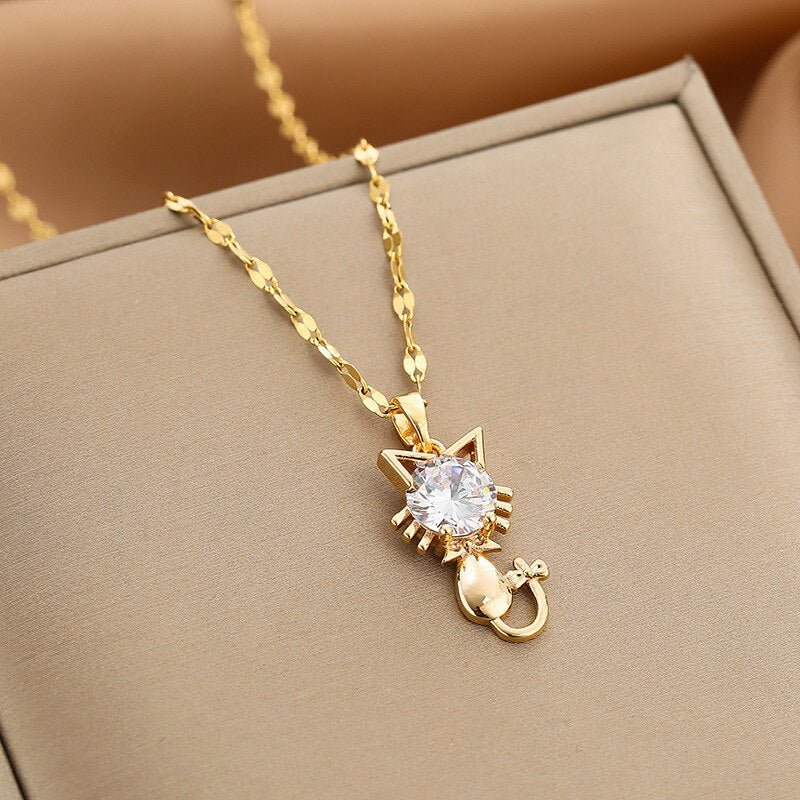 Cadena con gato chapada en oro con circonitas