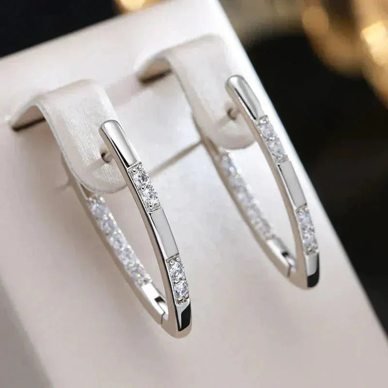 Pendientes elegantes con piedras de zirconia