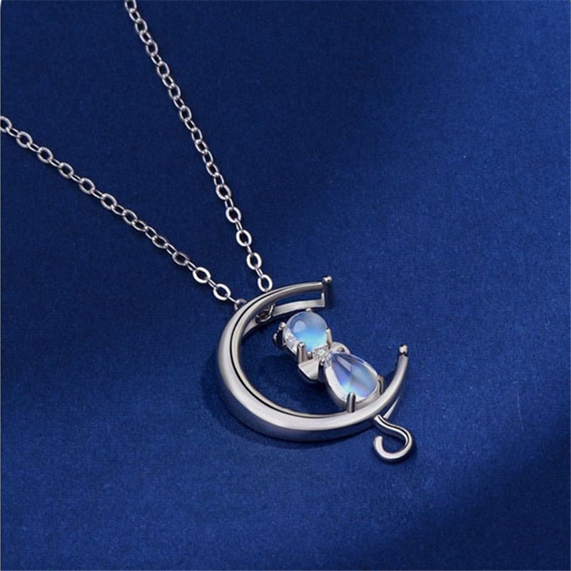 Collar con piedra de luna en forma de luna creciente y gato