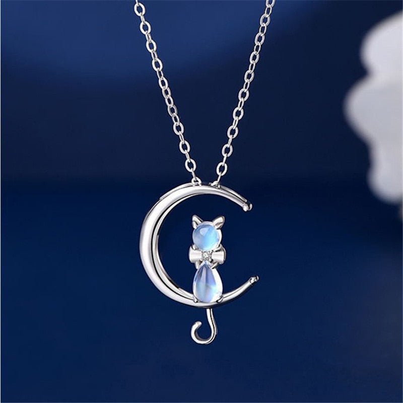 Collar con piedra de luna en forma de luna creciente y gato
