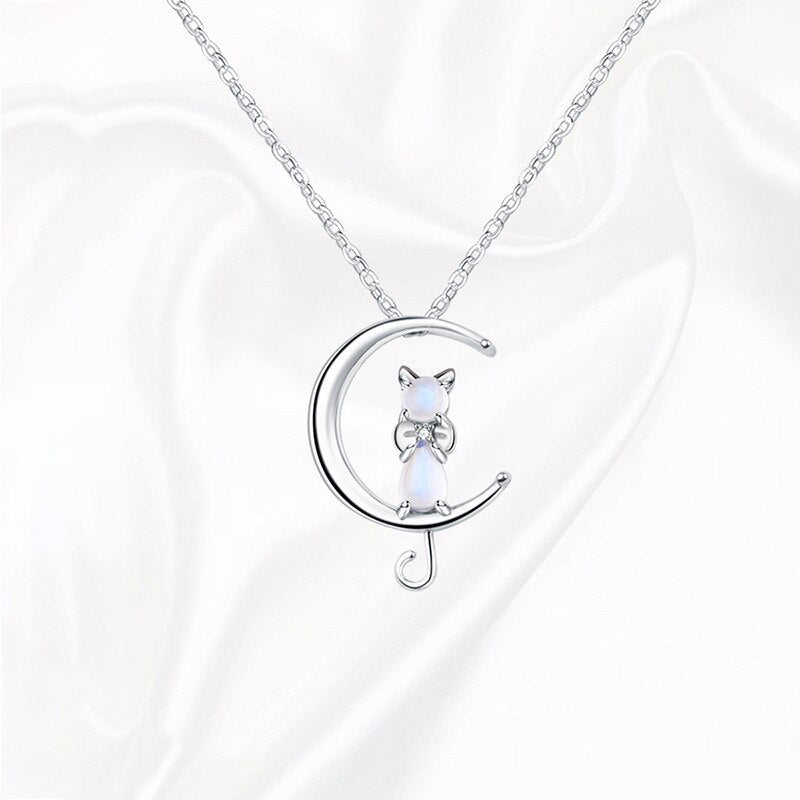 Collar con piedra de luna en forma de luna creciente y gato