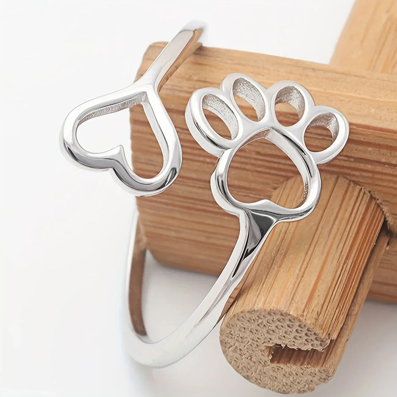 Anillo artesanal con pata y corazón