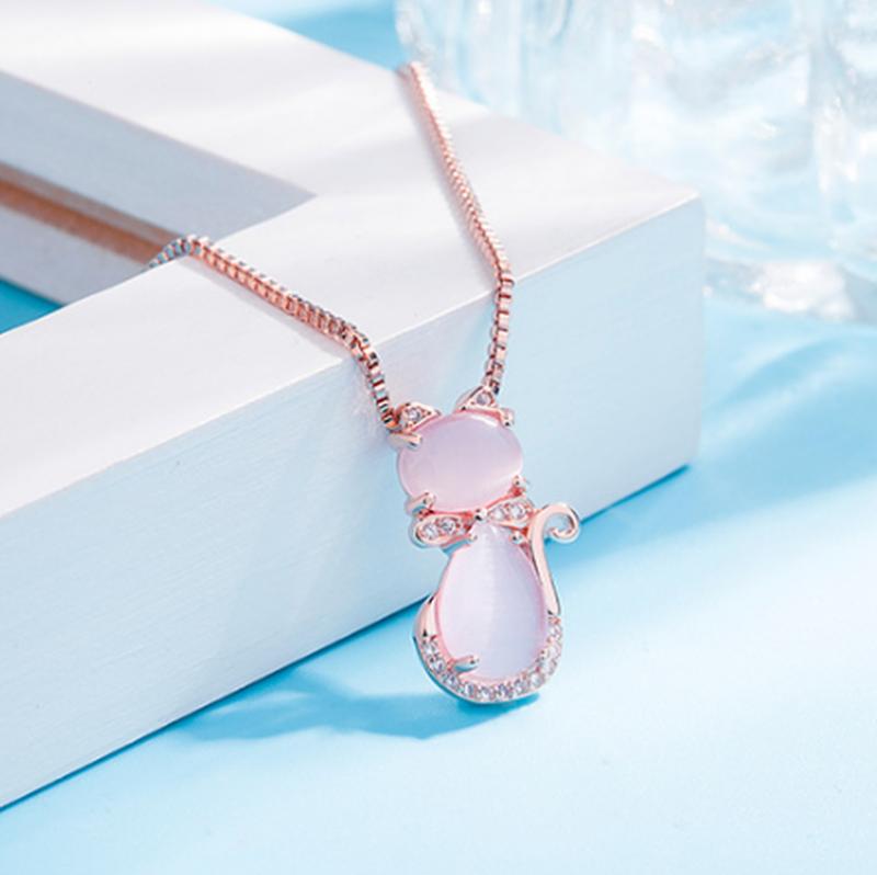 Collar con gato adorable en piedra rosa con zirconia