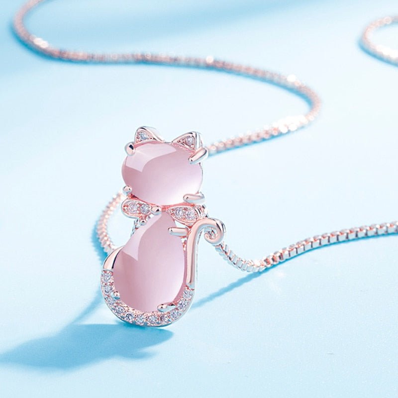 Collar con gato adorable en piedra rosa con zirconia