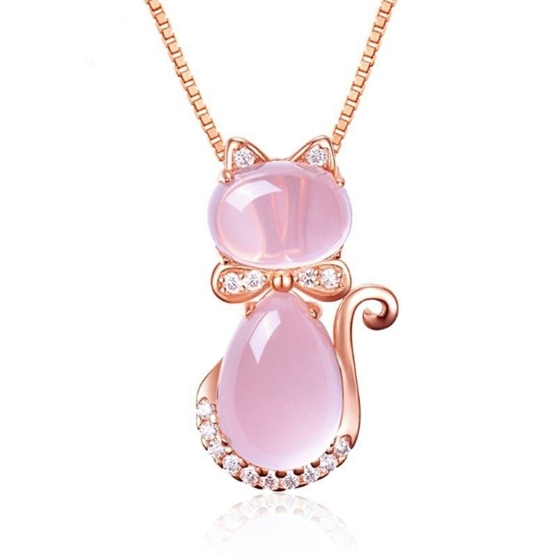 Collar con gato adorable en piedra rosa con zirconia