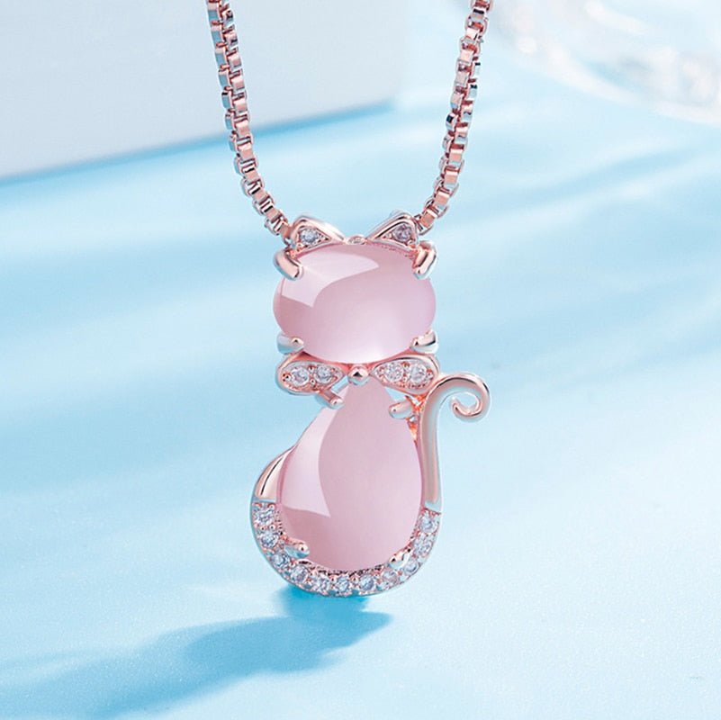Collar con gato adorable en piedra rosa con zirconia