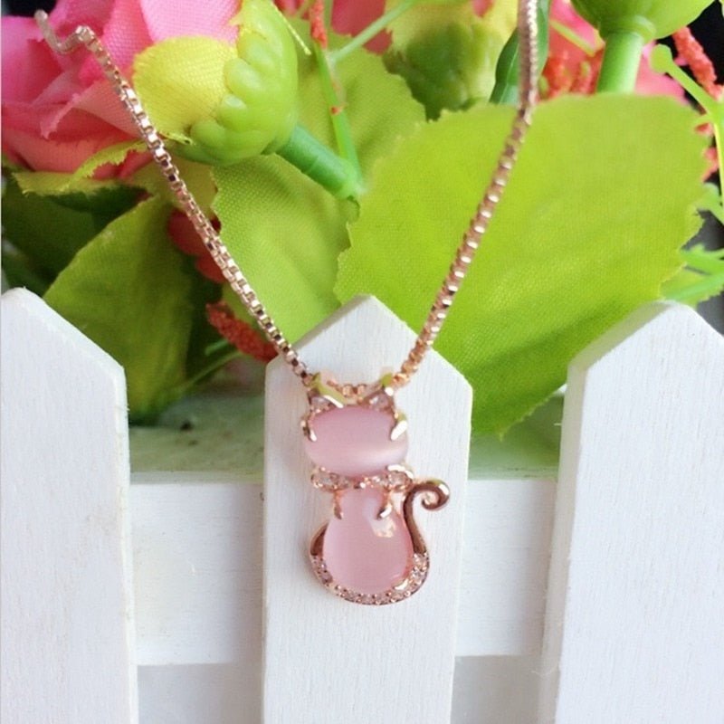 Collar con gato adorable en piedra rosa con zirconia