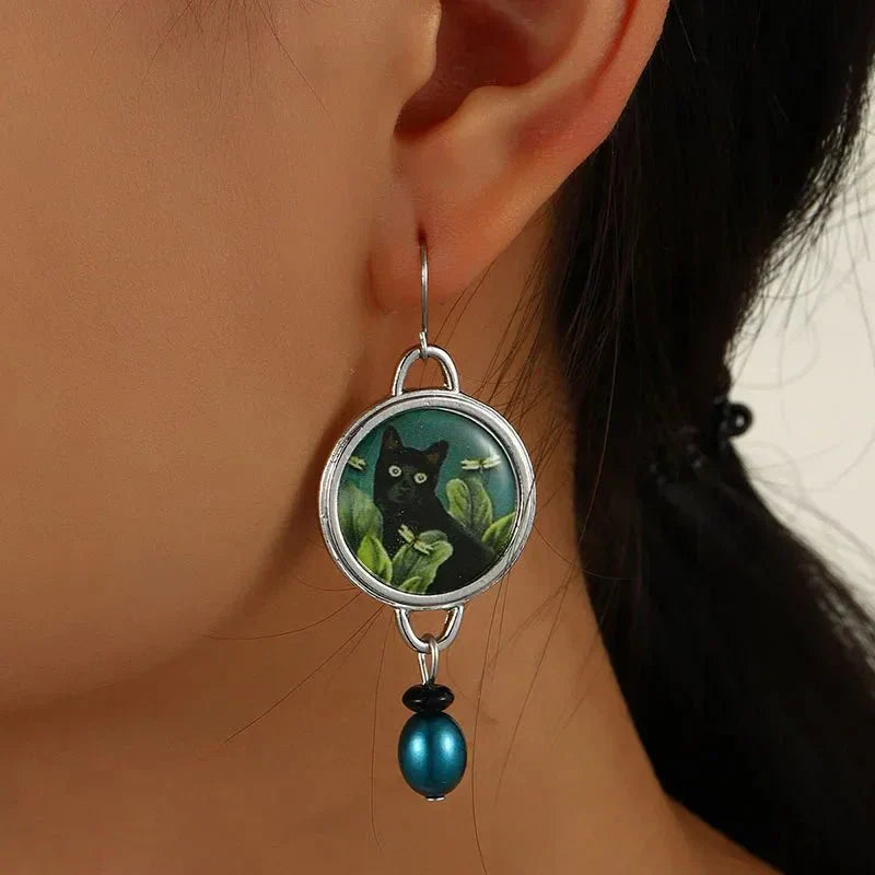 Aretes colgantes vintage con gato negro tropical